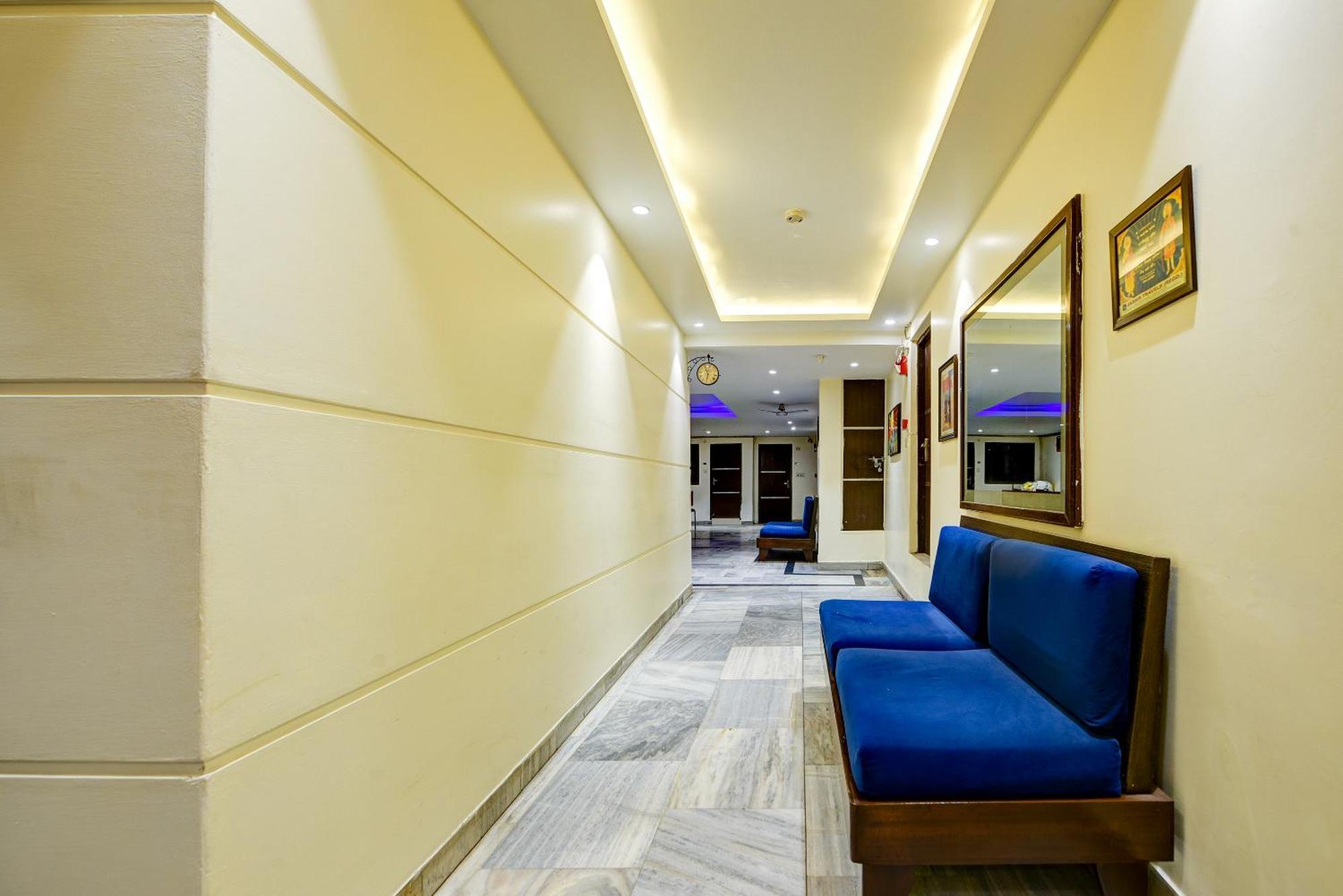 Vivek Deluxe In Centre - Near Railway Station 3*