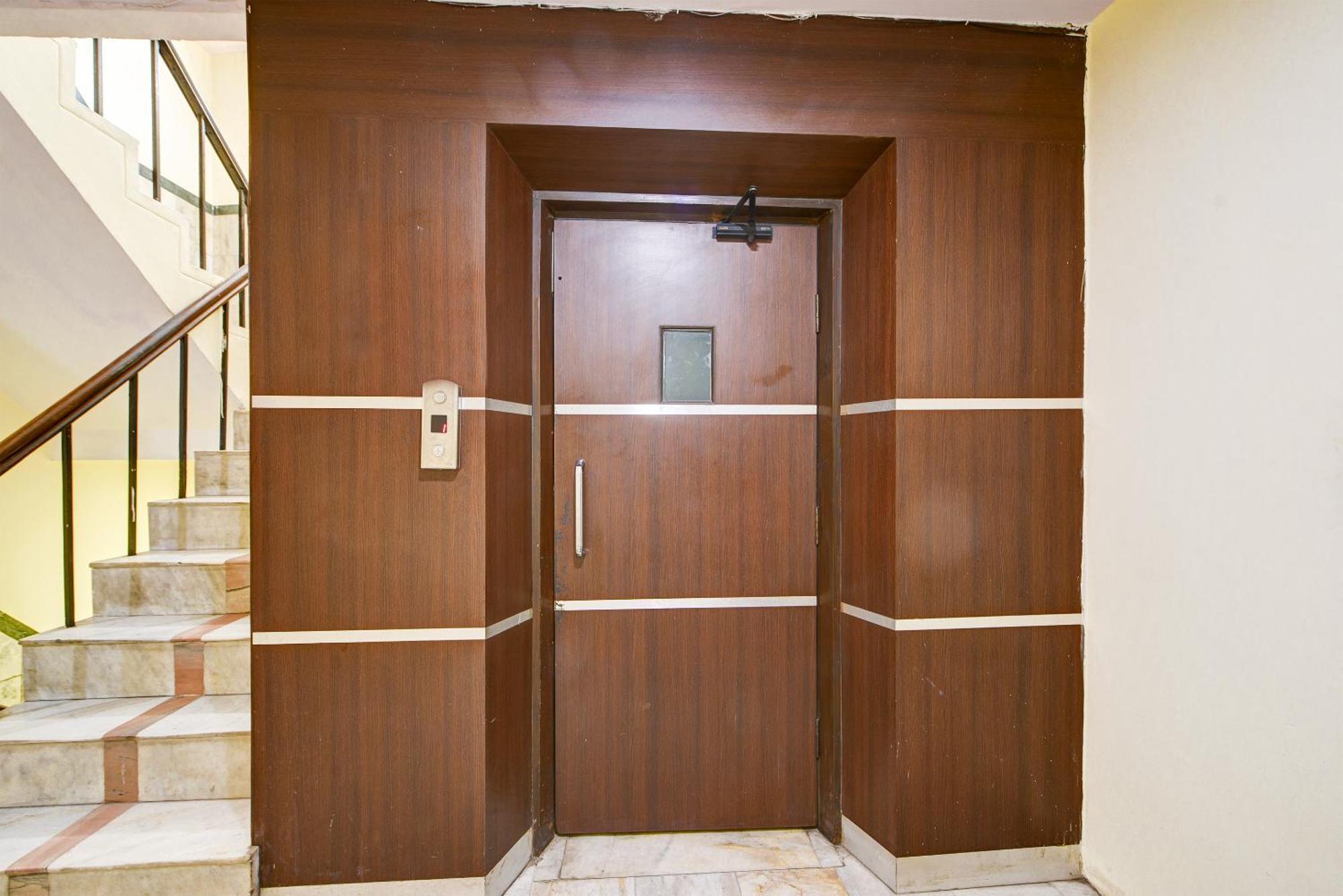 Hotel Vivek Deluxe In Centre - Near Railway Station 3*