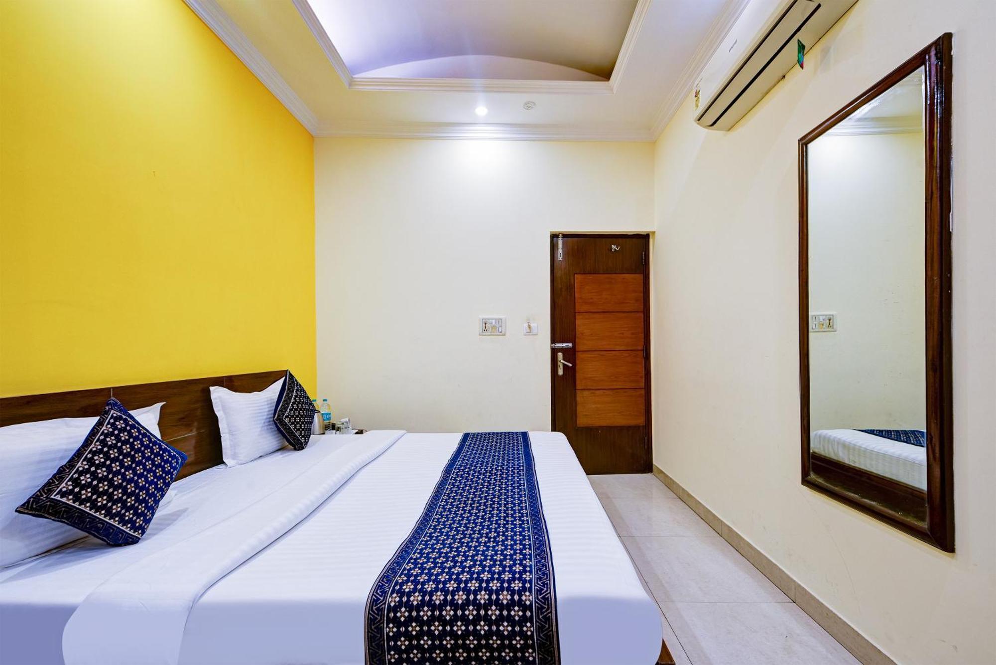 Vivek Deluxe In Centre - Near Railway Station 3*