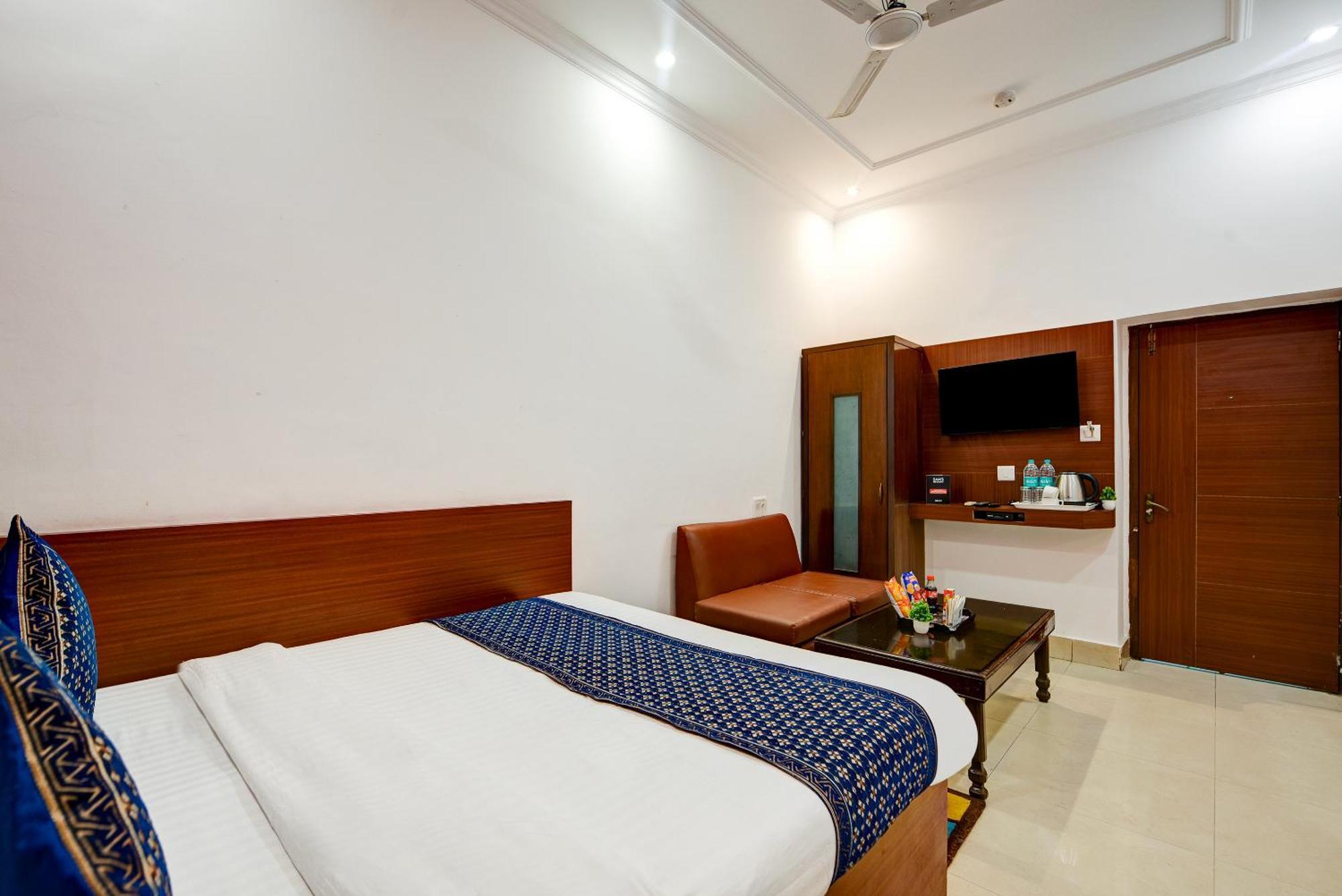 Vivek Deluxe In Centre - Near Railway Station Hotel