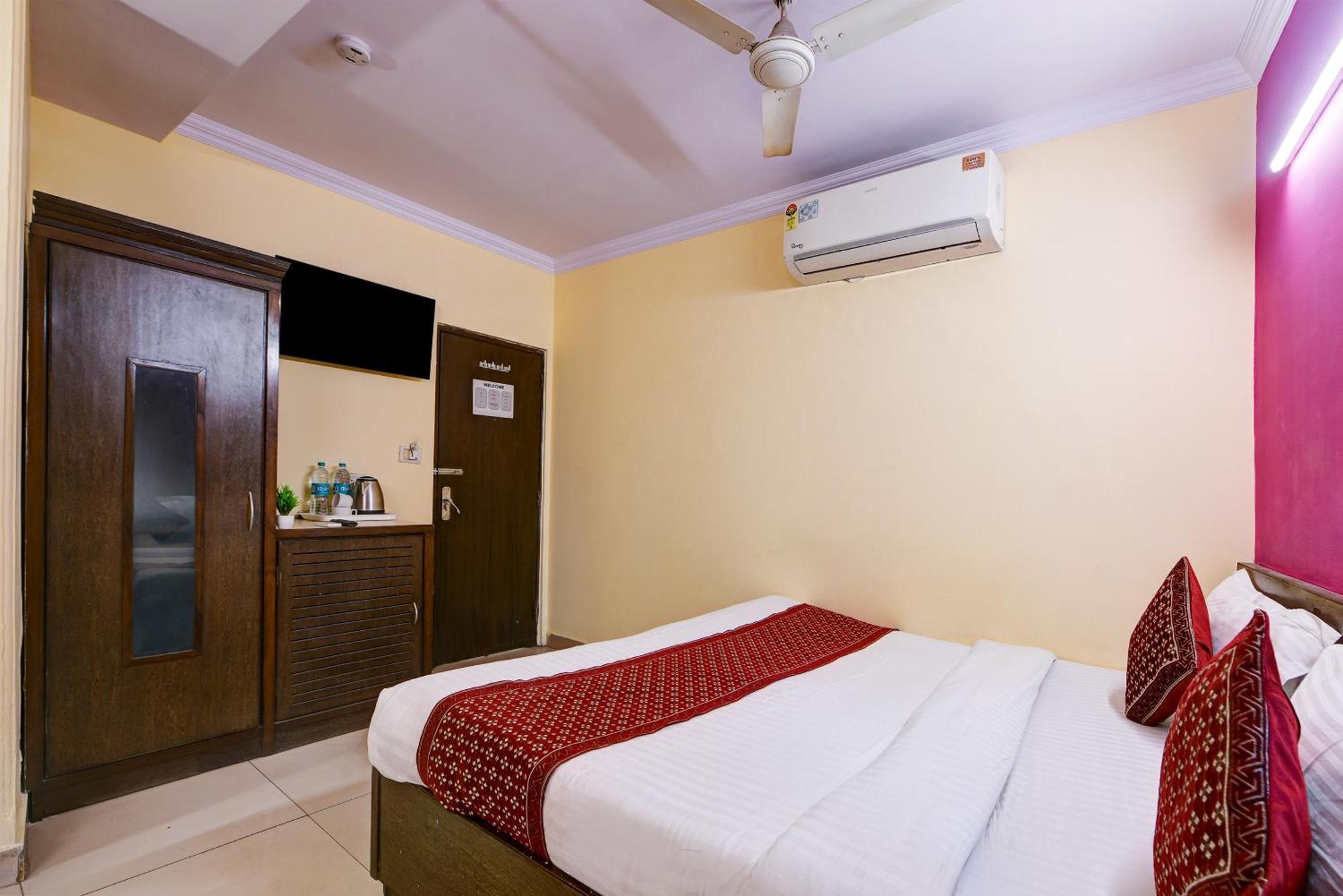 Hotel Vivek Deluxe In Centre - Near Railway Station