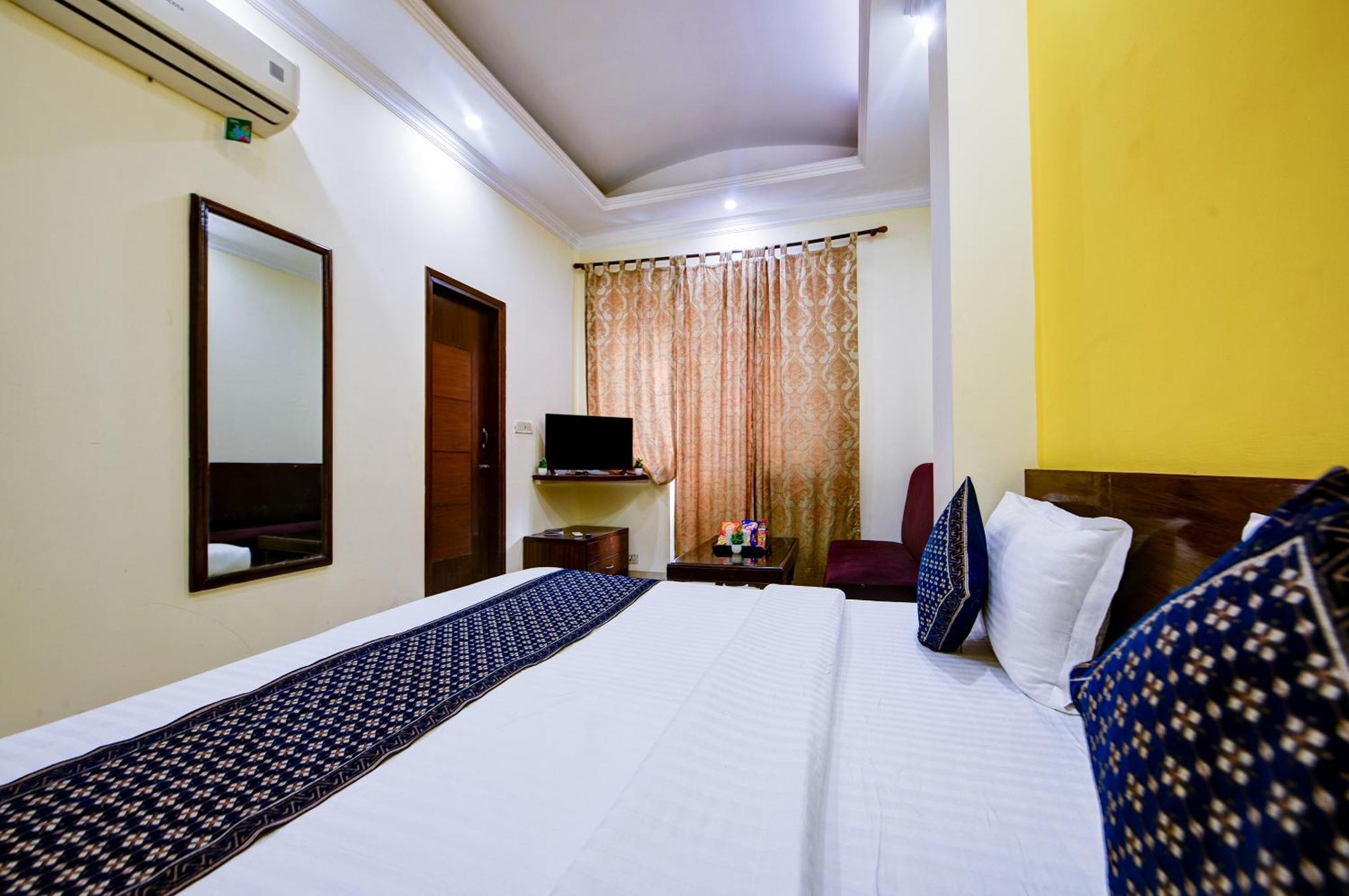 Hotel Vivek Deluxe In Centre - Near Railway Station 3*
