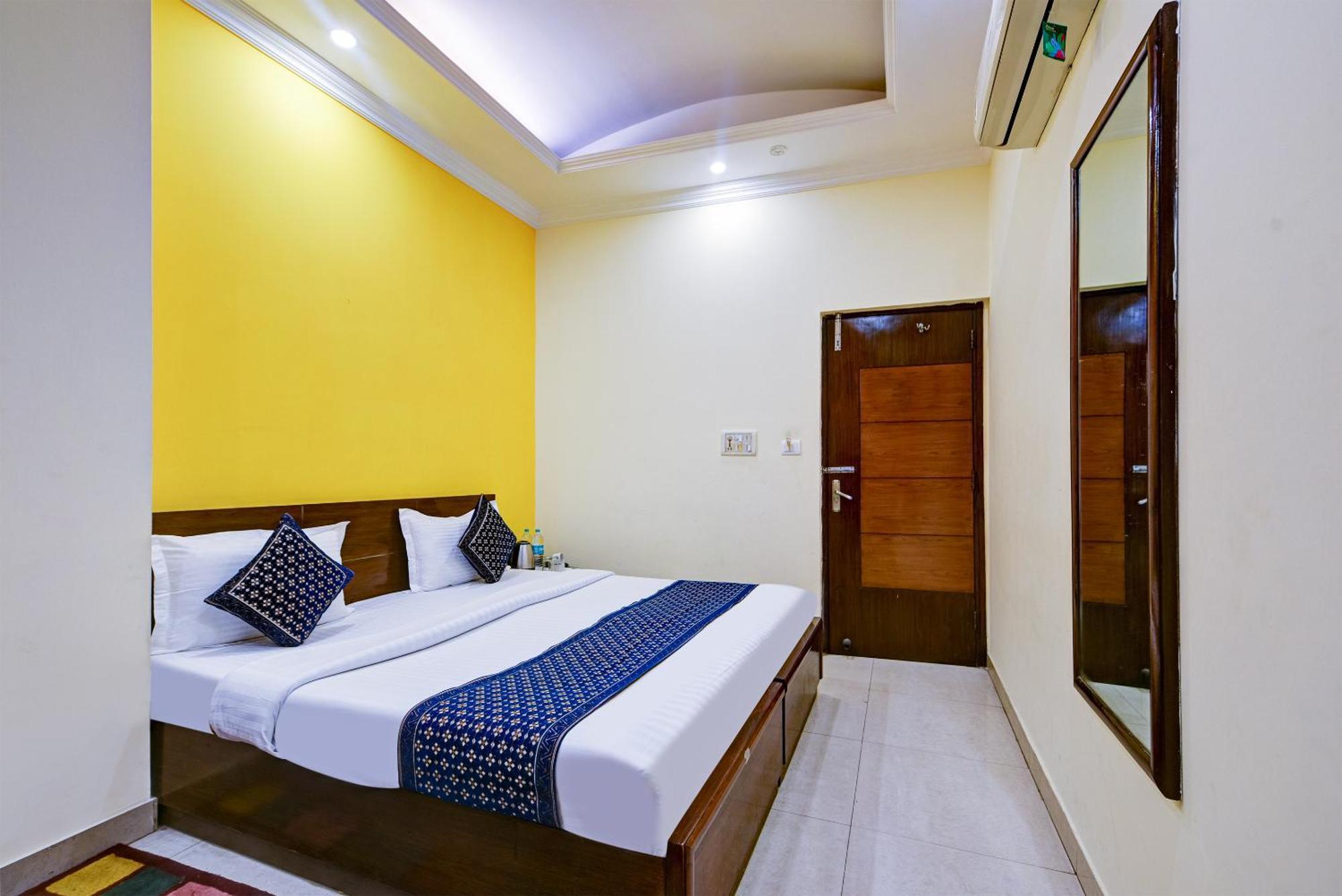 Vivek Deluxe In Centre - Near Railway Station Hotel