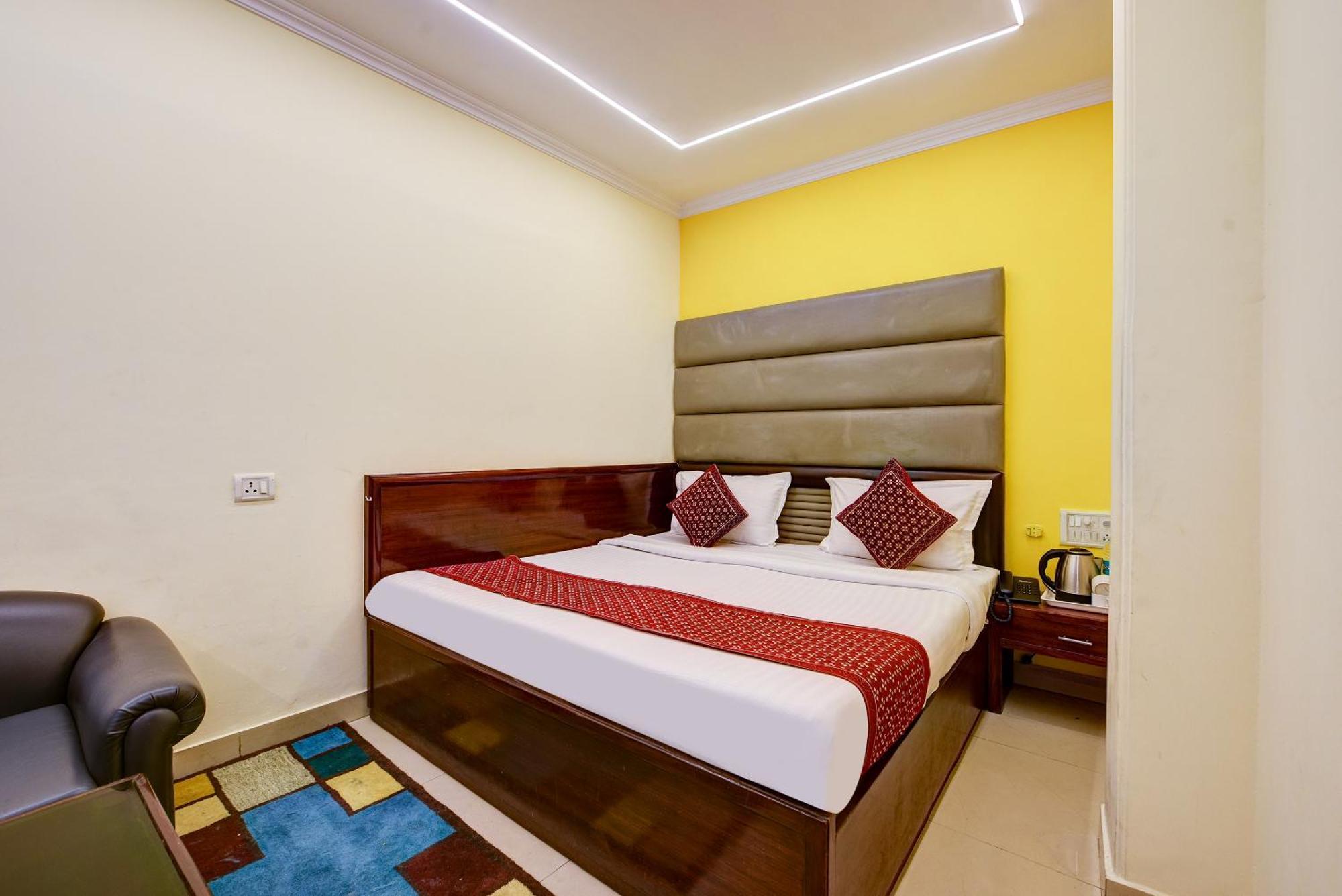 Hotel Vivek Deluxe In Centre - Near Railway Station 3*