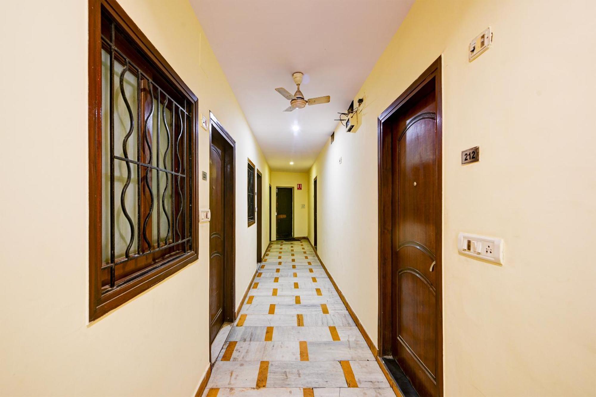 Hotel Vivek Deluxe In Centre - Near Railway Station 3*